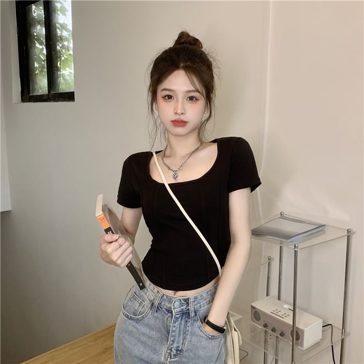 Moon City - 短袖方領修身短款T裇