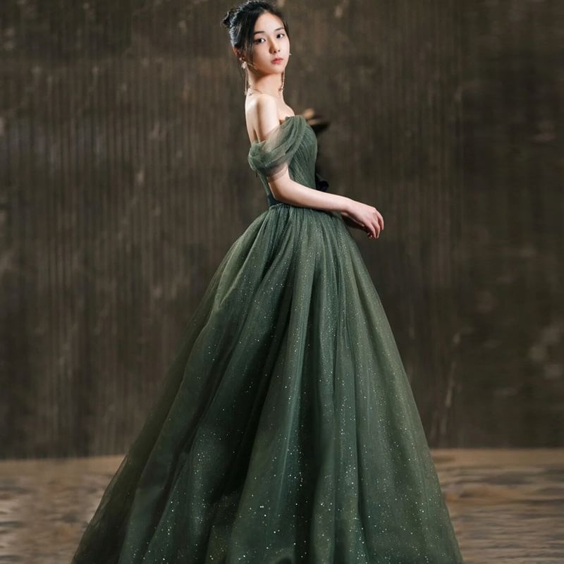 Melon Juice - 露肩亮面A字晚禮服