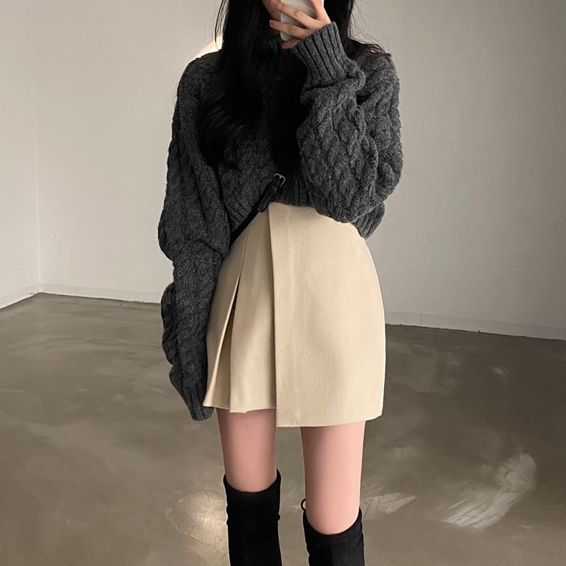 Coris - [F] 小高領純色麻花針織短款毛衣