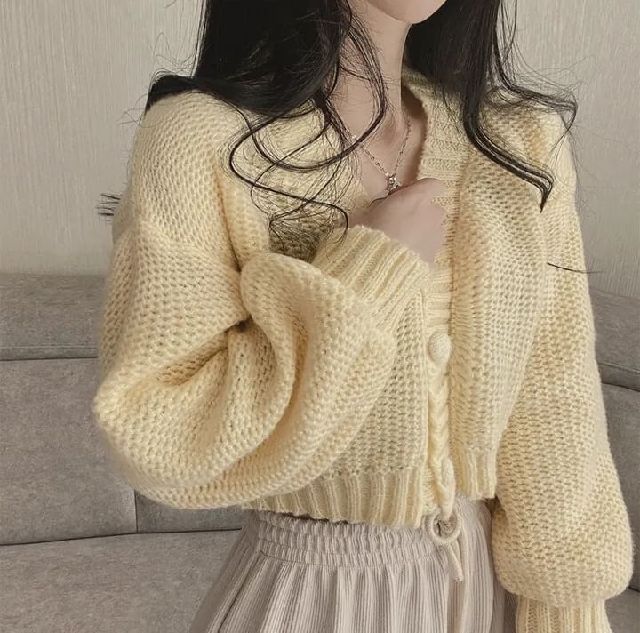 Mikiko - V領純色扣鈕短款開衫