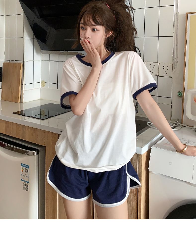 Siensien - 家居服套裝: 短袖圓領配色邊T裇 + 束腰開衩短褲
