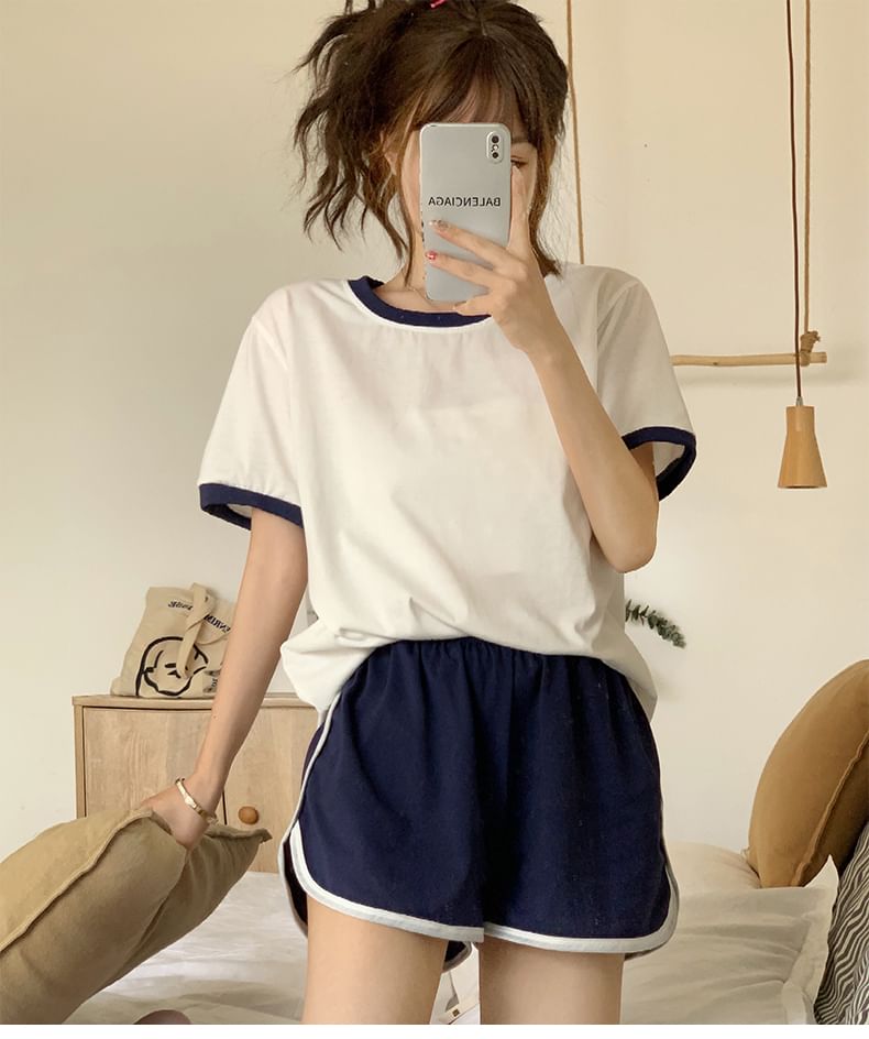 Siensien - 家居服套裝: 短袖圓領配色邊T裇 + 束腰開衩短褲