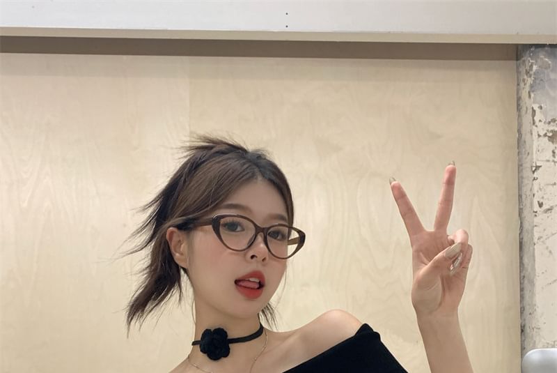 OGAWA - 短袖露肩純色飾花T裇
