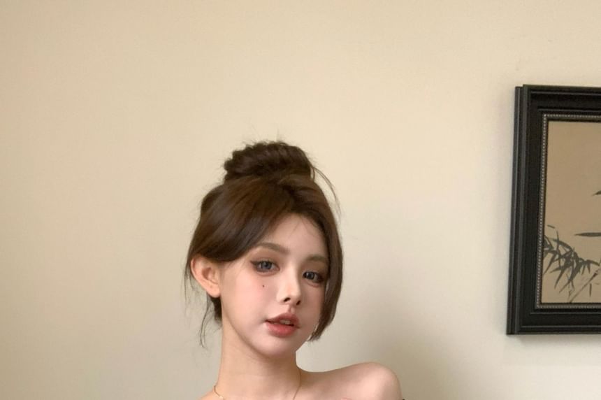 Leoom - 短袖露肩純色荷葉邊短款上衣